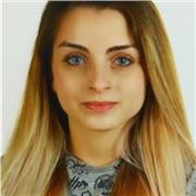 Educadora infantil imparte clases a niños de primaria